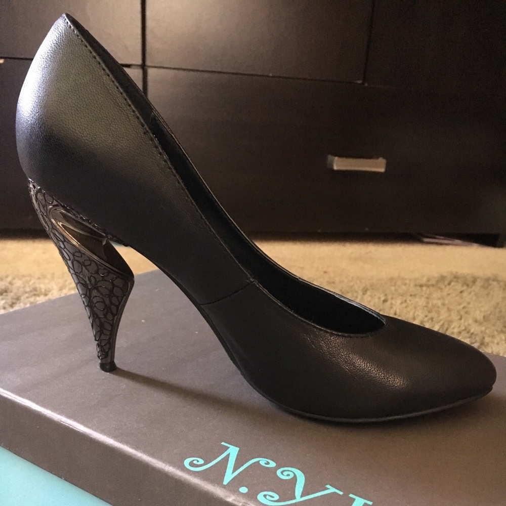 N.Y.L.A Black Leather pumps - Picture 2 of 5